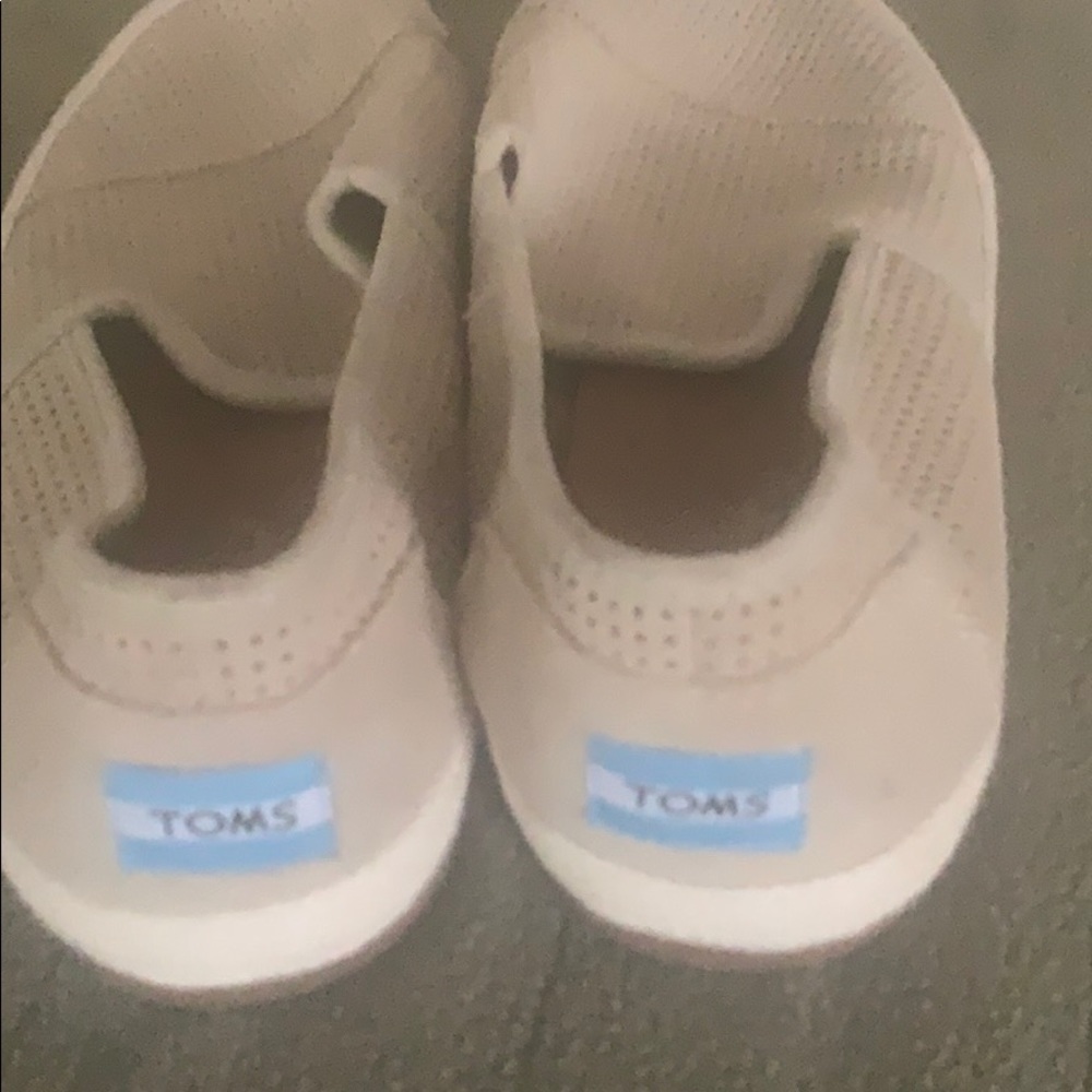 Toms beige size 7M